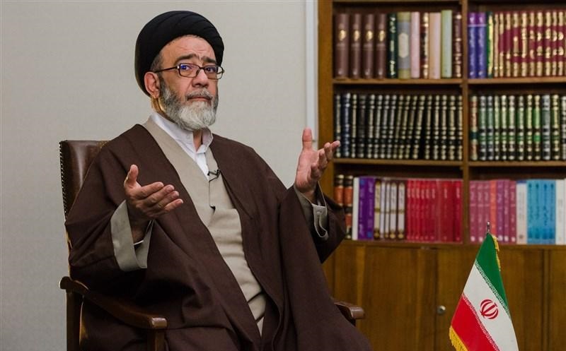 امام جمعهای محبوب که با جوانان به سینما و استادیوم میرود امام جمعهای محبوب که با جوانان به سینما و استادیوم میرود