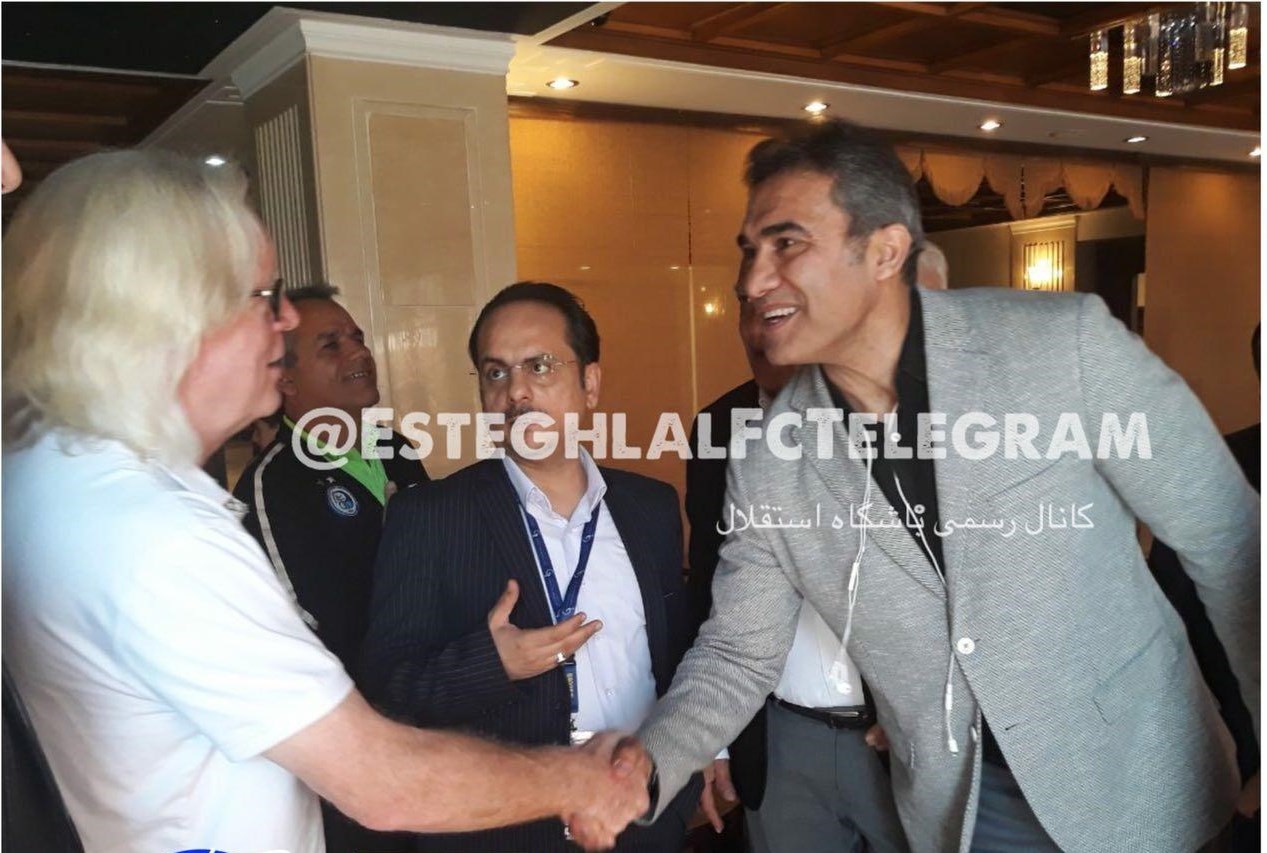 حضور عابدزاده در محل اردوی استقلالیها و دیدار او با شفر حضور عابدزاده در محل اردوی استقلالیها و دیدار او با شفر