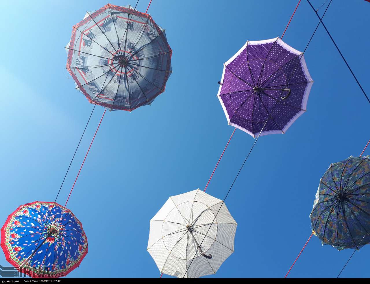 عکس/ خلق زیبایی ساده با رنگ و چتر! عکس/ خلق زیبایی ساده با رنگ و چتر!