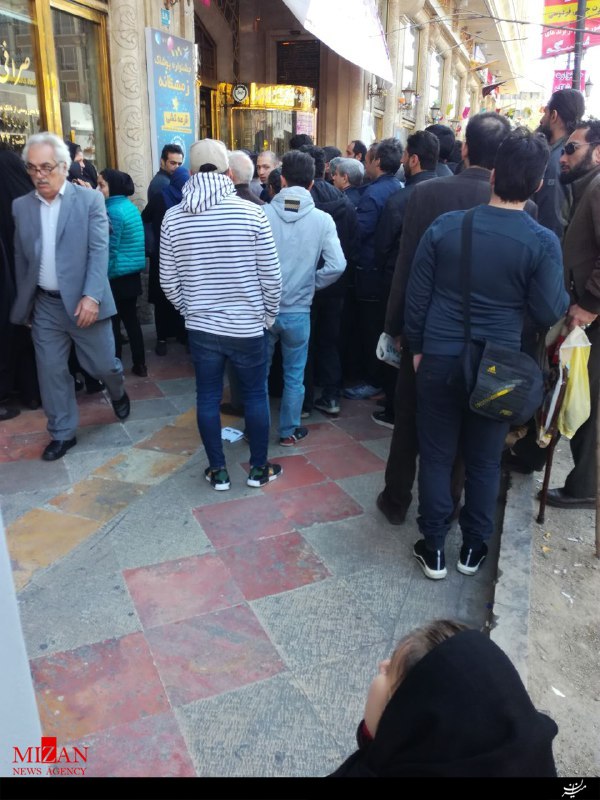 تشکیل صف خرید ارز از ۴ صبح/ حضور چشمگیر دلالان در صف صرافی‌ها+تصاویر
