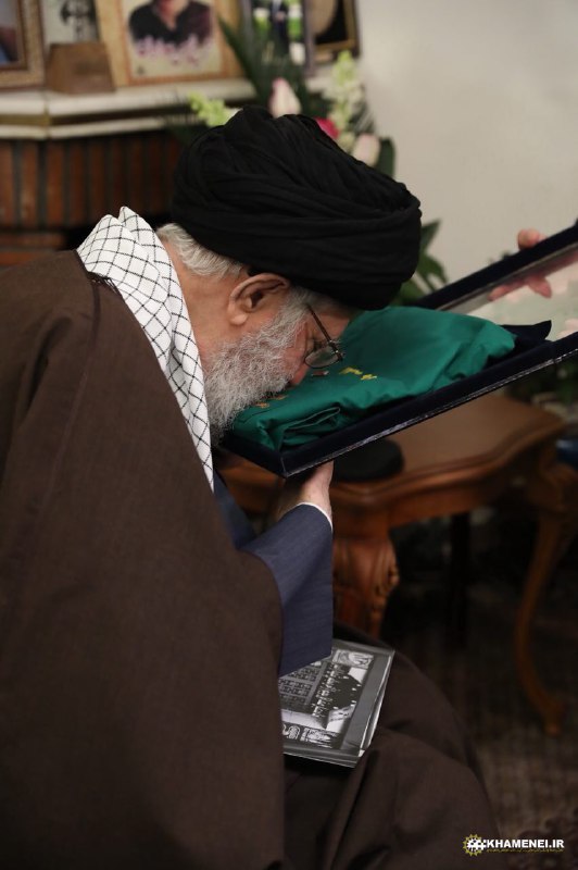 شب گذشته؛ بوسه‌ی رهبر انقلاب بر لباس خادمی شهید محمدحسین حدادیان؛ این بسیجی شهید از خادمان یکی از هیأت‌های عزاداری تهران بود.