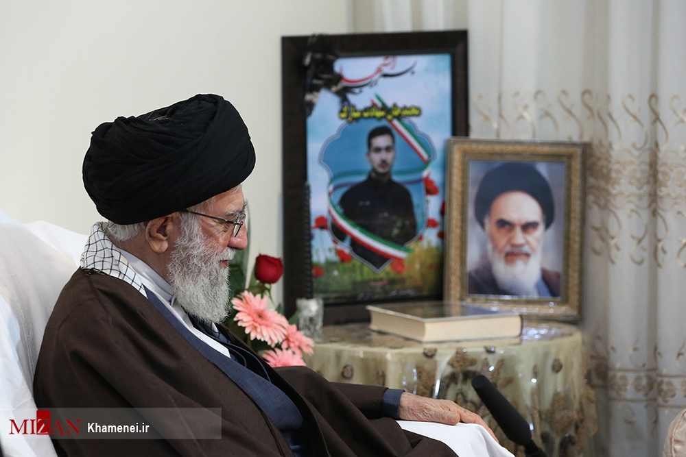 رهبر معظم انقلاب اسلامی در منزل خانواده شهید علی بایرامی حضور یافتند