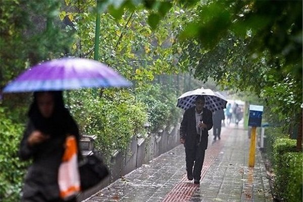 ادامه بارش باران در غرب کشور/ آسمان تهران نیمه ابری