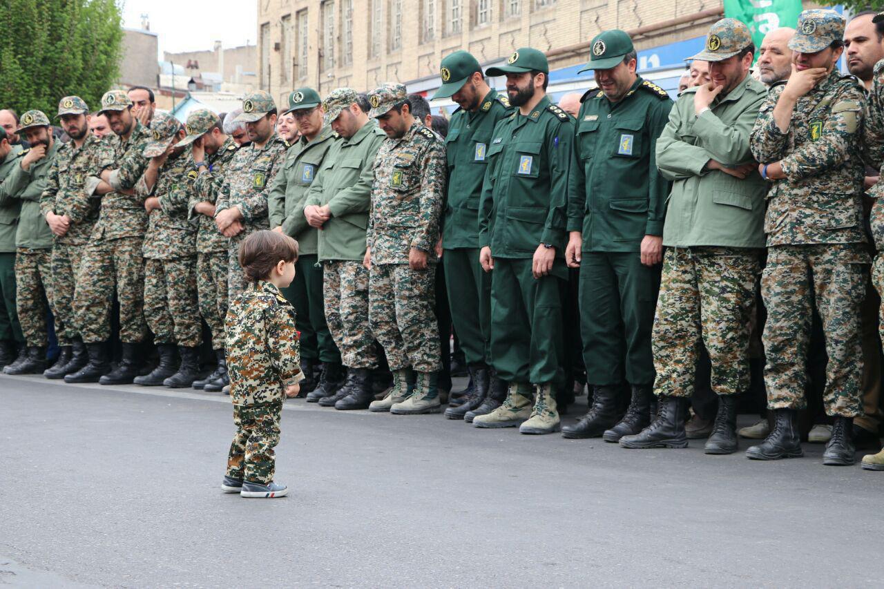 فرزند شهید مدافع حرم «اکبر زوار» در برابر همرزمان پدرش+عکس فرزند شهید مدافع حرم «اکبر زوار» در برابر همرزمان پدرش+عکس