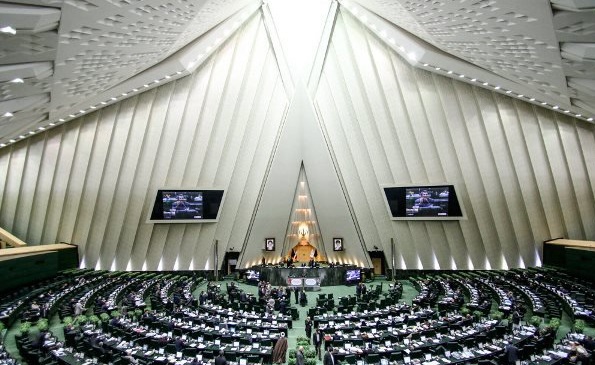 اشکالات مدیریت بازار ارز به روایت لاریجانی/ ۵ پیام‌رسان داخلی در آستانه فعالیت/ سرنوشت حج تمتع۹۷/ شخصی که با دو سایت قیمت دلار را تعیین می‌کند
