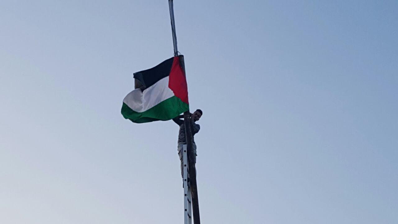 برافراشته شدن پرچم فلسطين در ارتفاع 25 متری نزديک حصار مرزی در غزه