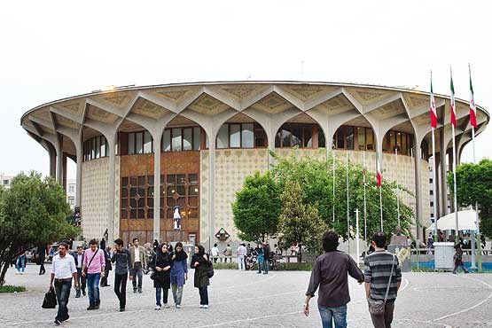 جشن اردیبهشت تئاتر ایران بی اعتنایی تئاتر به آثار دفاع مقدس/همه چیز در دستان تهیه کنندگان و سالنها+عکس///////////////////////////یکشنبه