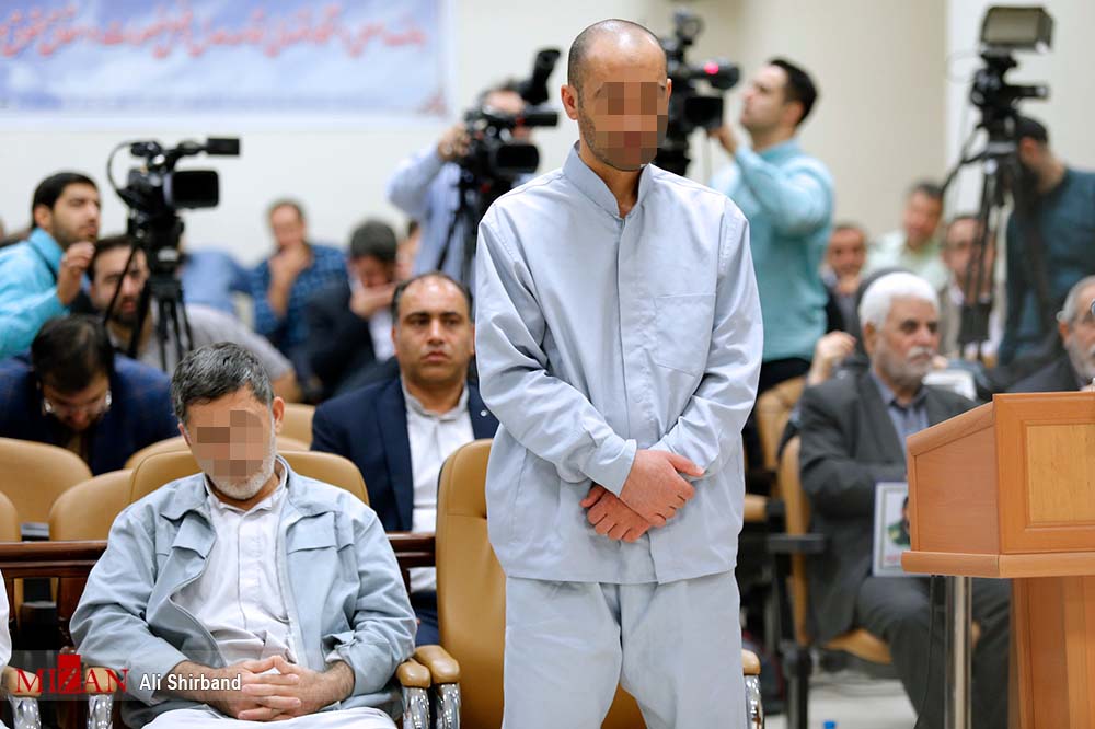 مشروح اولین جلسه علنی رسیدگی به اتهامات عوامل گروهک تروریستی داعش به ریاست قاضی صلواتی/ کیفرخواست ۸ متهم قرائت شد/خانواده شهدا: تقاضای اشد مجازات داریم