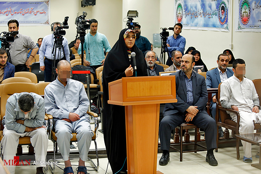 مشروح اولین جلسه علنی رسیدگی به اتهامات عوامل گروهک تروریستی داعش در حمله به مجلس و حرم امام خمینی (ره) به ریاست قاضی صلواتی/ کیفرخواست ۸ متهم قرائت شد/خانواده شهدا: تقاضای اشد مجازات داریم