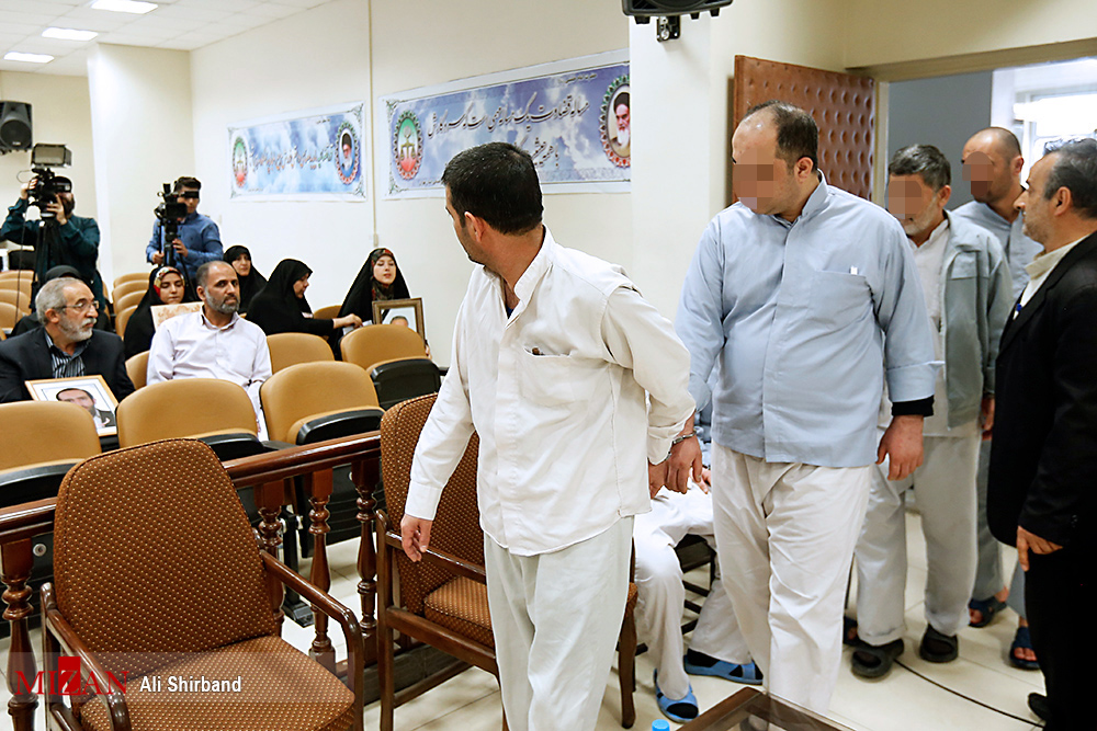 مشروح اولین جلسه علنی رسیدگی به اتهامات عوامل گروهک تروریستی داعش در حمله به مجلس و حرم امام خمینی (ره) به ریاست قاضی صلواتی/ کیفرخواست ۸ متهم قرائت شد/خانواده شهدا: تقاضای اشد مجازات داریم
