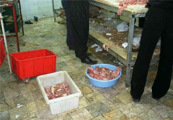2000کیلو گوشت سگ تبدیل به سوسیس شد؟ /عکس 2000کیلو گوشت سگ تبدیل به سوسیس شد؟ /عکس