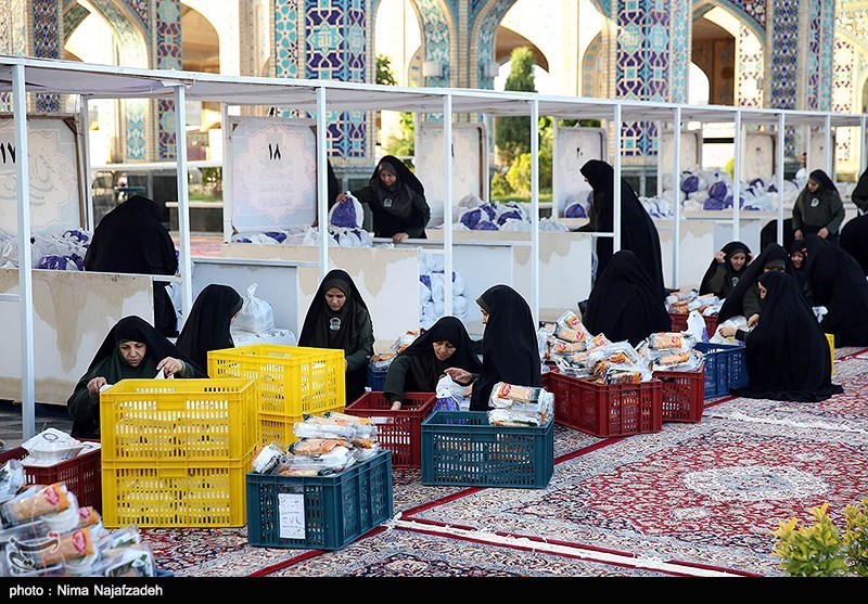 عکس/ سفره افطاری در حرم امام رضا (ع) عکس/ سفره افطاری در حرم امام رضا (ع)