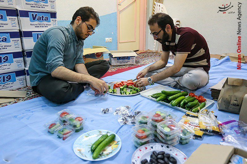 توزیع بسته‌های افطاری ساده در تهران +عکس