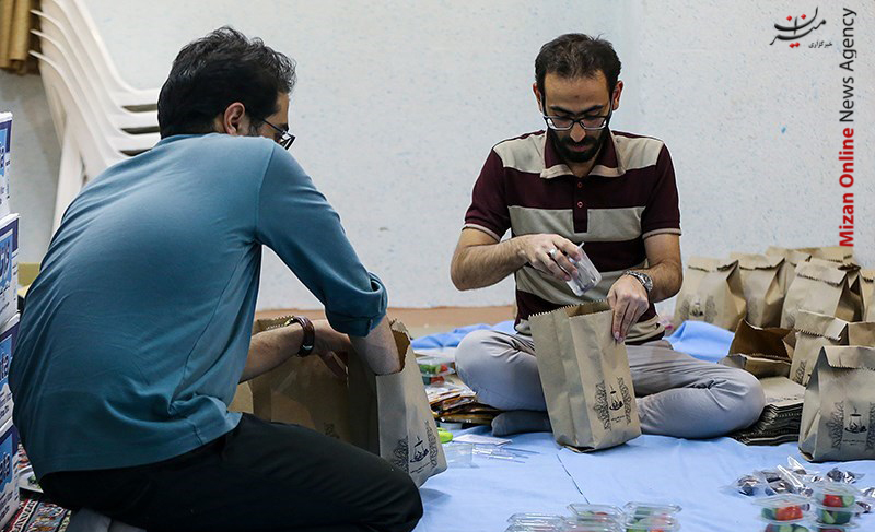 توزیع بسته‌های افطاری ساده در تهران +عکس
