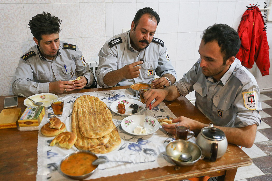 ایستگاه آتش نشانی افطاری در ایستگاه آتش نشانی +عکس