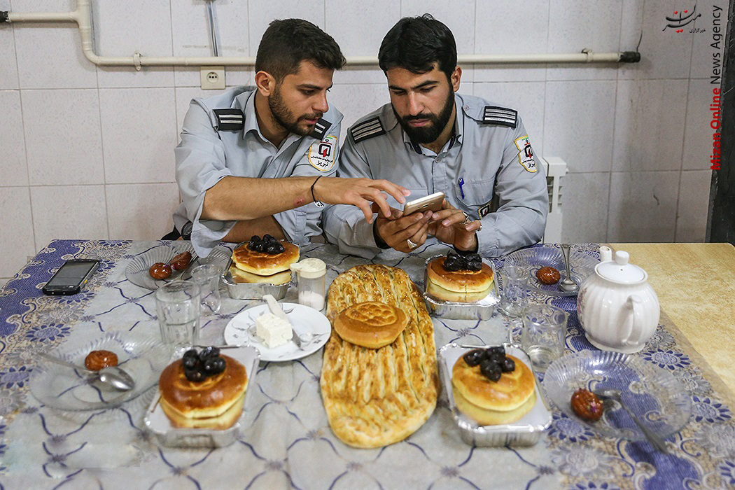 ایستگاه آتش نشانی افطاری در ایستگاه آتش نشانی +عکس