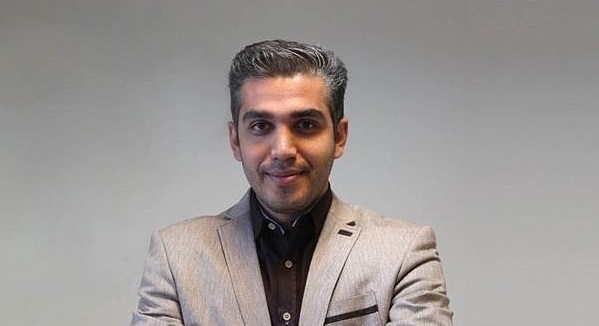 هدیه ارزشمند رهبر معظم انقلاب به یک خبرنگار + عکس