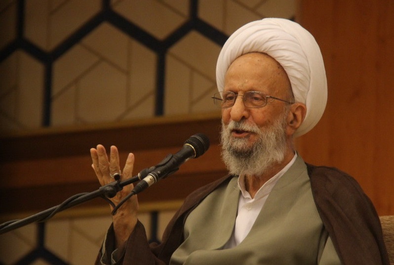 دلبستگی به دنیا انسان را از مسیر درست منحرف می‌کند