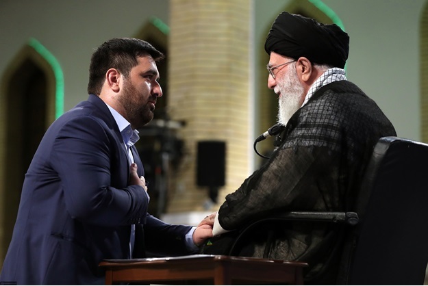 جلسه بیاجازه/ دختر منتقد از آقا قرآن هدیه گرفت جلسه بیاجازه/ دختر منتقد از آقا قرآن هدیه گرفت