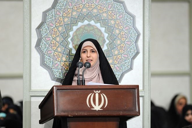 جلسه بیاجازه/ دختر منتقد از آقا قرآن هدیه گرفت جلسه بیاجازه/ دختر منتقد از آقا قرآن هدیه گرفت