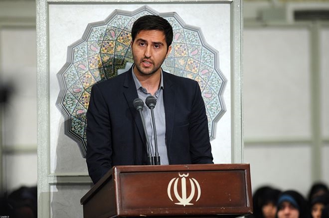جلسه بیاجازه/ دختر منتقد از آقا قرآن هدیه گرفت جلسه بیاجازه/ دختر منتقد از آقا قرآن هدیه گرفت