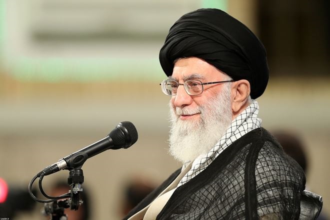 جلسه بیاجازه/ دختر منتقد از آقا قرآن هدیه گرفت جلسه بیاجازه/ دختر منتقد از آقا قرآن هدیه گرفت