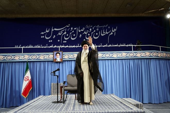 جلسه بیاجازه/ دختر منتقد از آقا قرآن هدیه گرفت جلسه بیاجازه/ دختر منتقد از آقا قرآن هدیه گرفت
