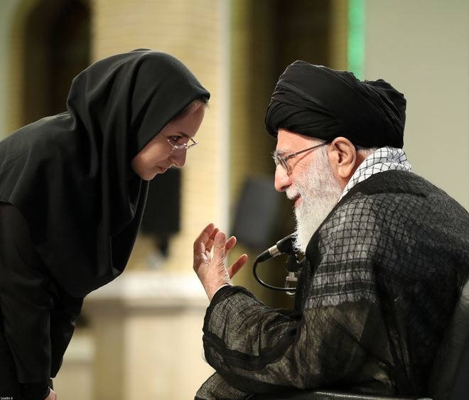 جلسه بیاجازه/ دختر منتقد از آقا قرآن هدیه گرفت جلسه بیاجازه/ دختر منتقد از آقا قرآن هدیه گرفت