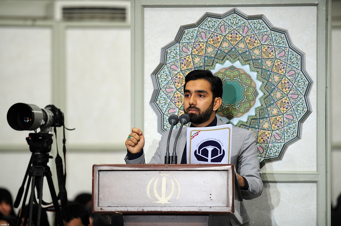 جلسه بیاجازه/ دختر منتقد از آقا قرآن هدیه گرفت جلسه بیاجازه/ دختر منتقد از آقا قرآن هدیه گرفت
