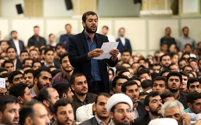 جلسه بیاجازه/ دختر منتقد از آقا قرآن هدیه گرفت جلسه بیاجازه/ دختر منتقد از آقا قرآن هدیه گرفت
