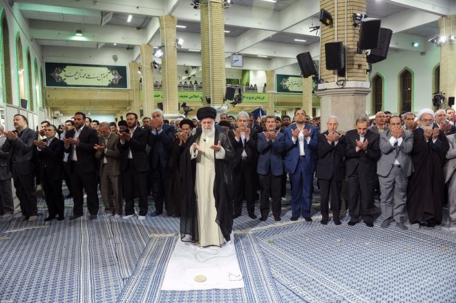 جلسه بیاجازه/ دختر منتقد از آقا قرآن هدیه گرفت جلسه بیاجازه/ دختر منتقد از آقا قرآن هدیه گرفت