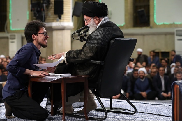 جلسه بیاجازه/ دختر منتقد از آقا قرآن هدیه گرفت جلسه بیاجازه/ دختر منتقد از آقا قرآن هدیه گرفت