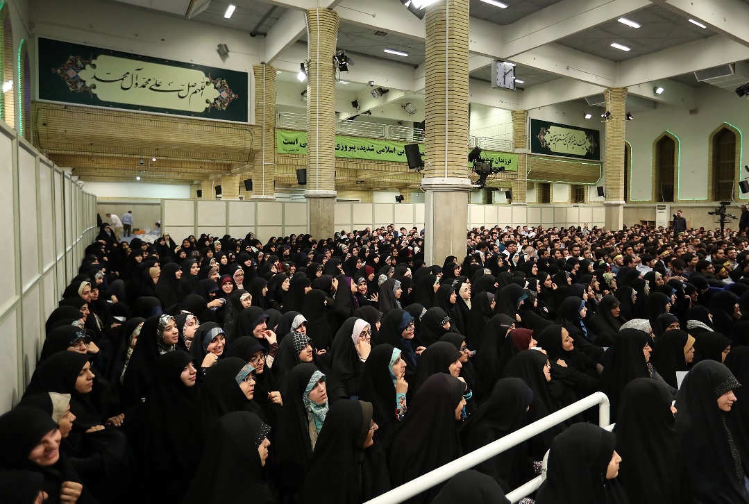 جلسه بیاجازه/ دختر منتقد از آقا قرآن هدیه گرفت جلسه بیاجازه/ دختر منتقد از آقا قرآن هدیه گرفت
