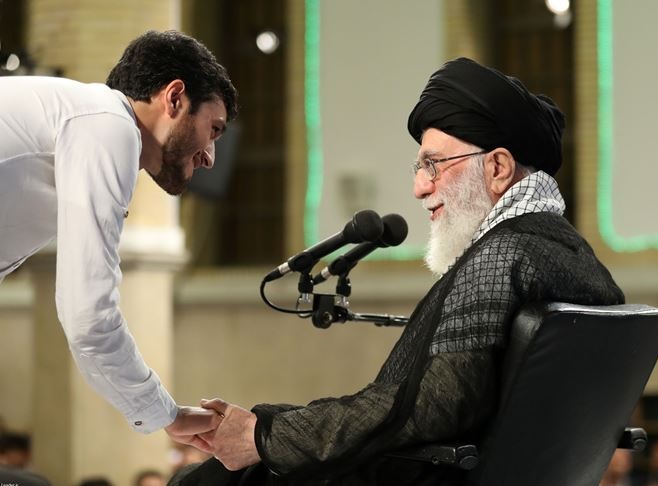 جلسه بیاجازه/ دختر منتقد از آقا قرآن هدیه گرفت جلسه بیاجازه/ دختر منتقد از آقا قرآن هدیه گرفت