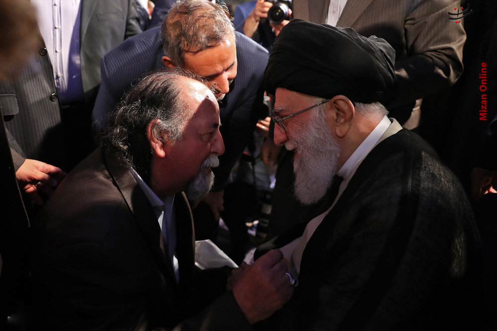 دیدار گرم و صمیمی شاعران و اهالی فرهنگ و ادب با رهبر انقلاب +عکس