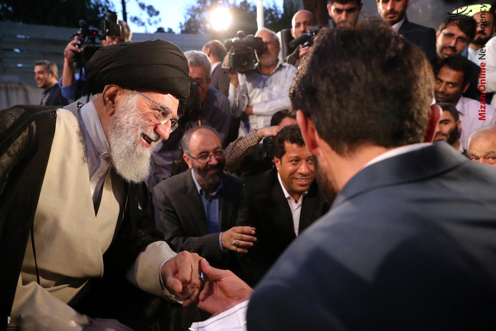 دیدار گرم و صمیمی شاعران و اهالی فرهنگ و ادب با رهبر انقلاب +عکس
