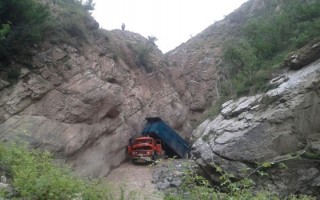 سقوط کامیون به دره، ۲ کشته بر جای گذاشت