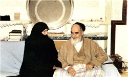 وقتی بانو قدس ایران با دیدن لباسهای کهنه امام گریست وقتی بانو قدس ایران با دیدن لباسهای کهنه امام گریست
