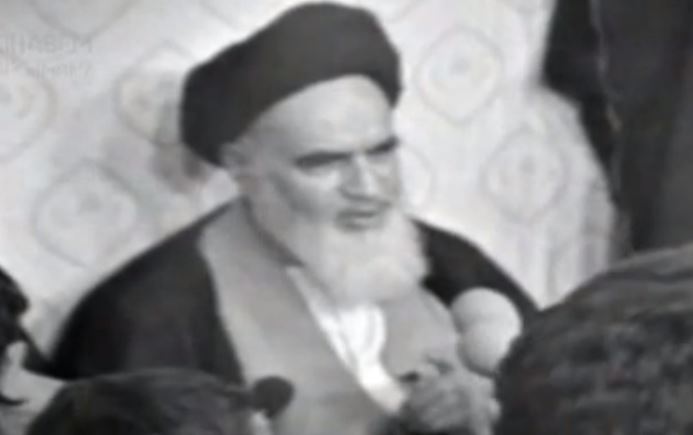 کلیپی از لحظات سخنرانی رهبر انقلاب مقابل امام خمینی (ره)