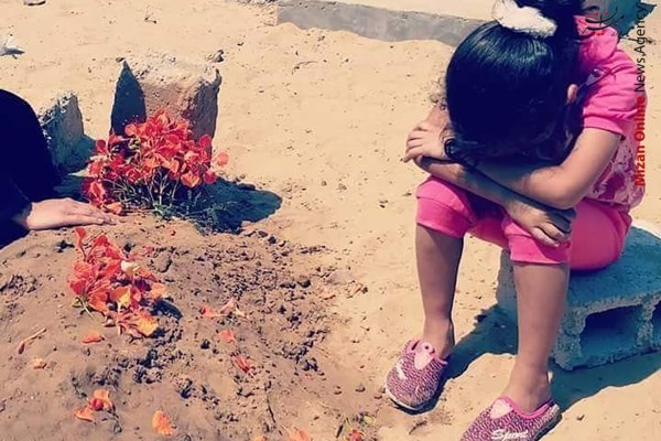 تصویر غم انگیز دخترک کنار مزار پدر شهیدش
