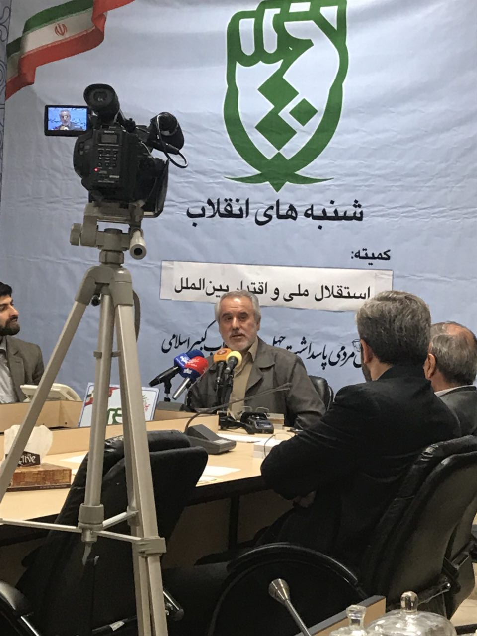 اینکه ایران در دنیا حرفی برای گفتن دارد بخاطر دو مولفه «قدرت الهی» و «توده‌های مردم» است/ جریان نفوذ مفاهیم جدیدی را ارائه می‌کند که با مبانی انقلاب همخوانی ندارد /صدام فکر نمی‌کرد که ما در جنگ به سبک و شیوه خودمان عمل کنیم