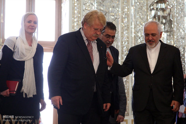 عکس:اهانت توئیتری دیپلمات خاطی از عرف پوشش دیپلماتیک! عکس:اهانت توئیتری دیپلمات خاطی از عرف پوشش دیپلماتیک!