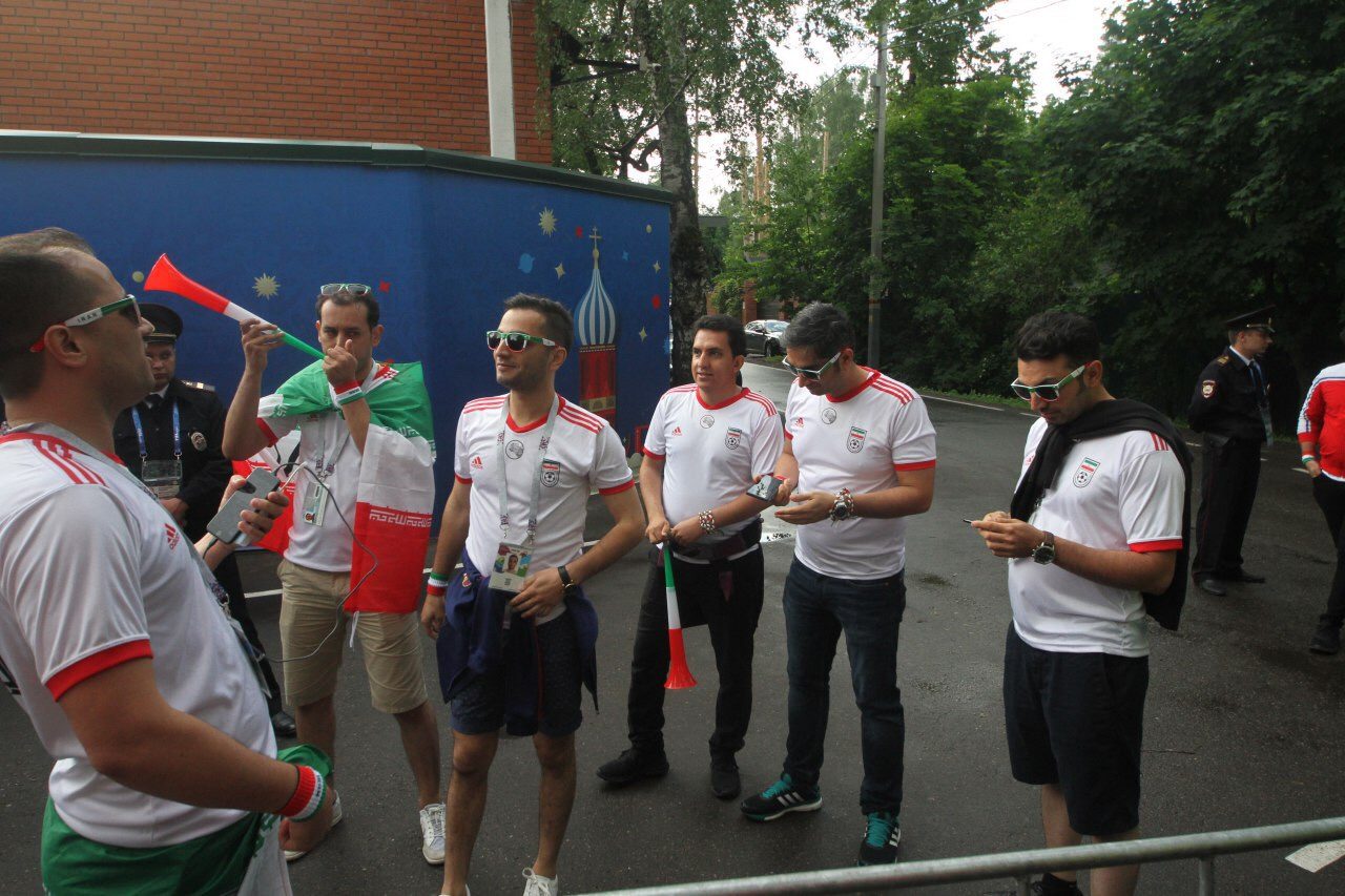 حضور تماشاگران و طرافداران تیم ملی فوتبال در کمپ لوکوموتیو مسکو و گرفتن عکس یادگاری با ملی پوشان حضور تماشاگران و طرافداران تیم ملی فوتبال در کمپ لوکوموتیو مسکو و گرفتن عکس یادگاری با ملی پوشان