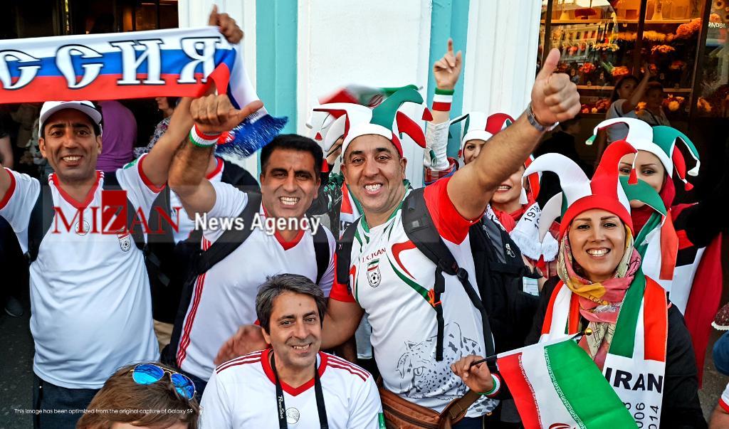 تصاویر هواداران ایران و اسپانیا قبل از آغاز بازی تصاویر هواداران ایران و اسپانیا قبل از آغاز بازی