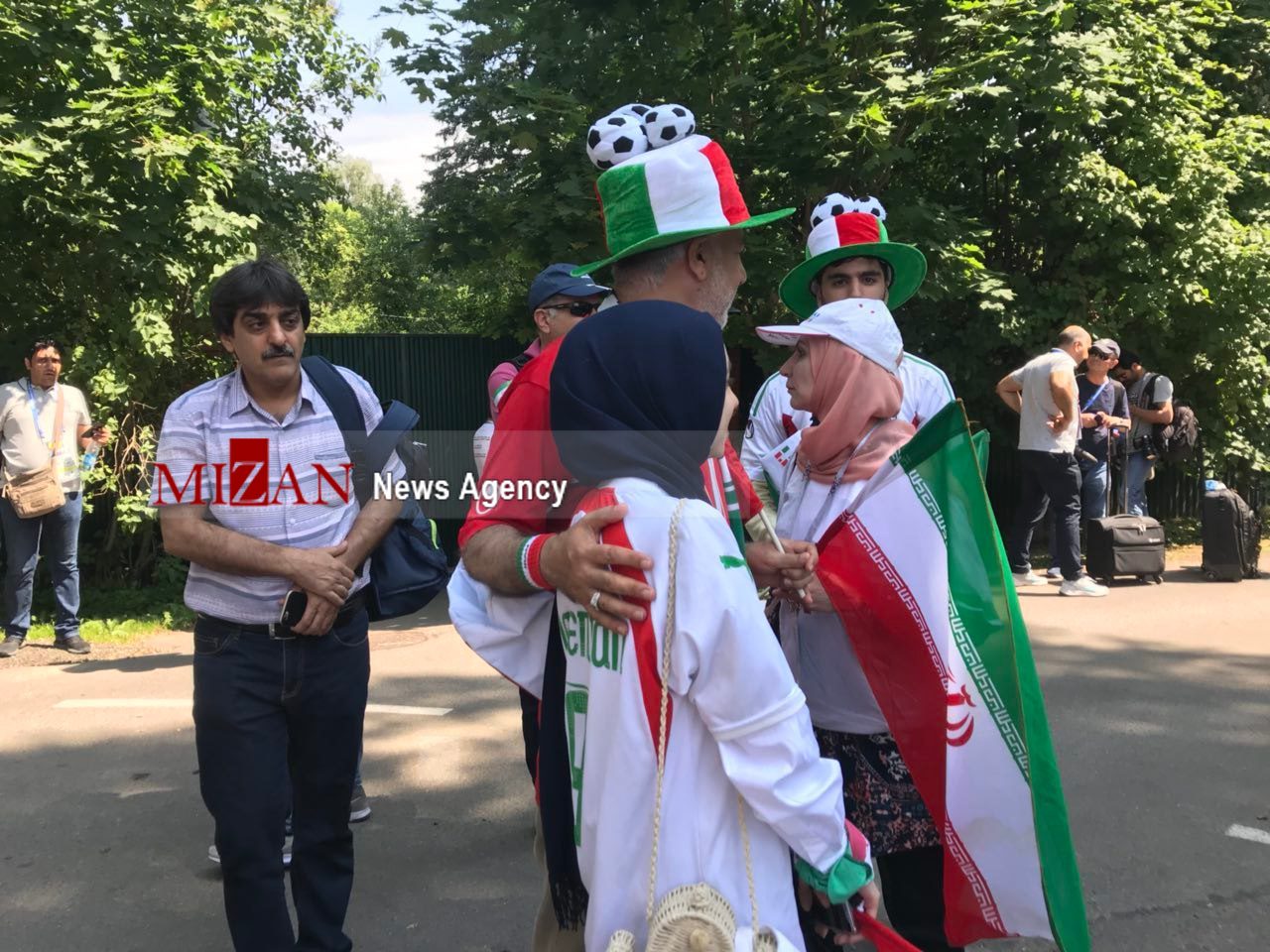 تصاویری از حضور هواداران ایرانی در محل تمرین تیم ملی تصاویری از حضور هواداران ایرانی در محل تمرین تیم ملی