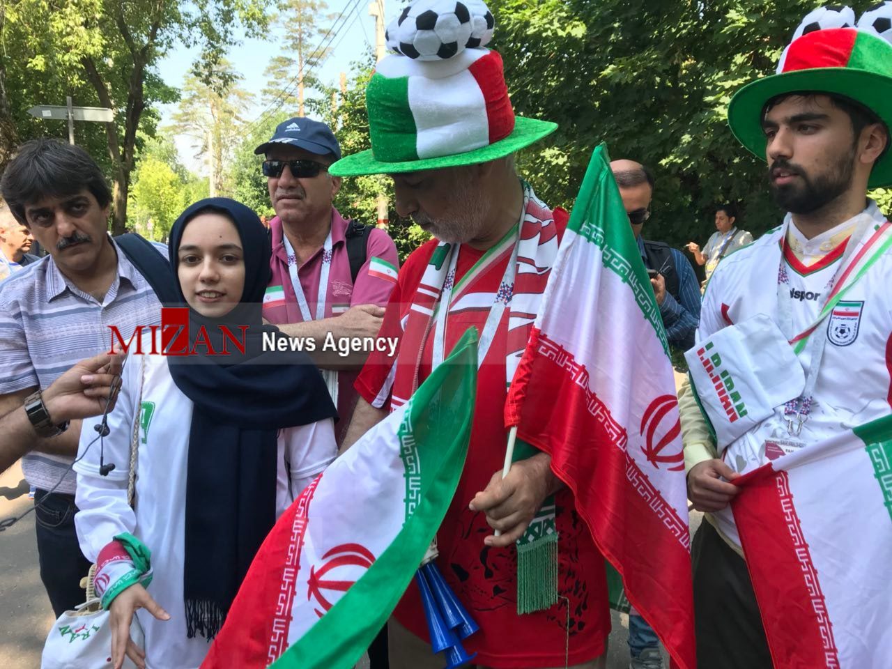 تصاویری از حضور هواداران ایرانی در محل تمرین تیم ملی تصاویری از حضور هواداران ایرانی در محل تمرین تیم ملی