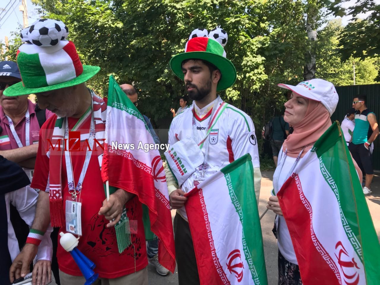 تصاویری از حضور هواداران ایرانی در محل تمرین تیم ملی تصاویری از حضور هواداران ایرانی در محل تمرین تیم ملی