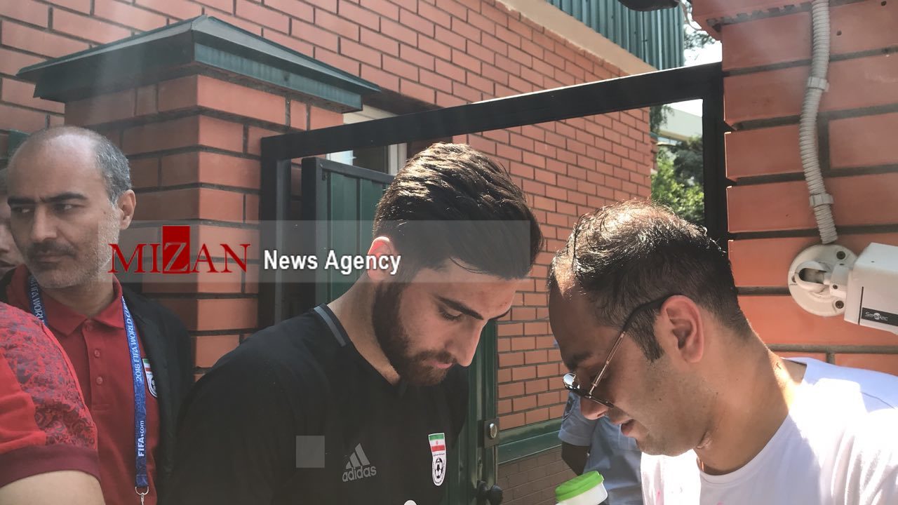 پاسخ سرمربی و بازیکنان تیم ملی به ابراز احساسات هواداران+ عکس پاسخ سرمربی و بازیکنان تیم ملی به ابراز احساسات هواداران+ عکس