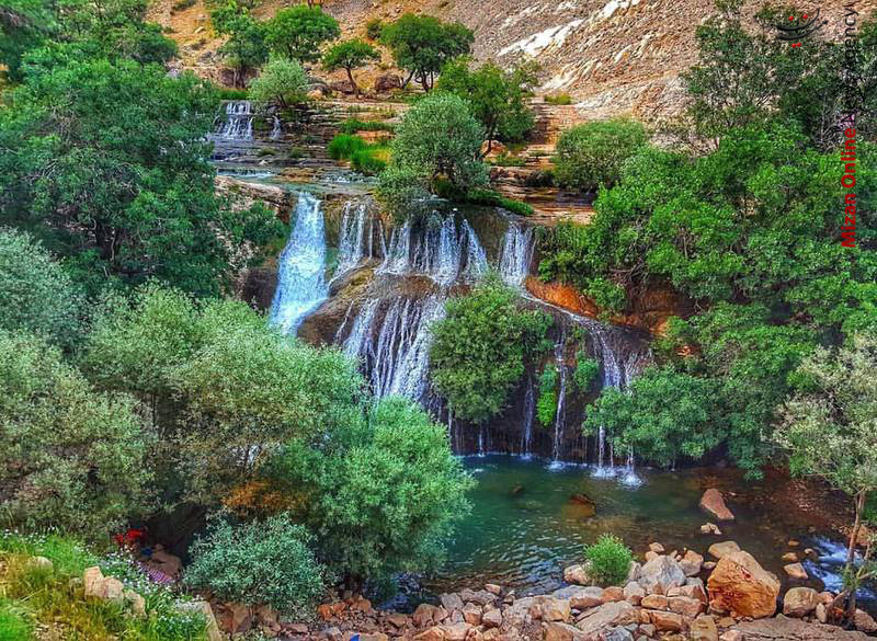 آبشاری چشم نواز در لرستان +عکس