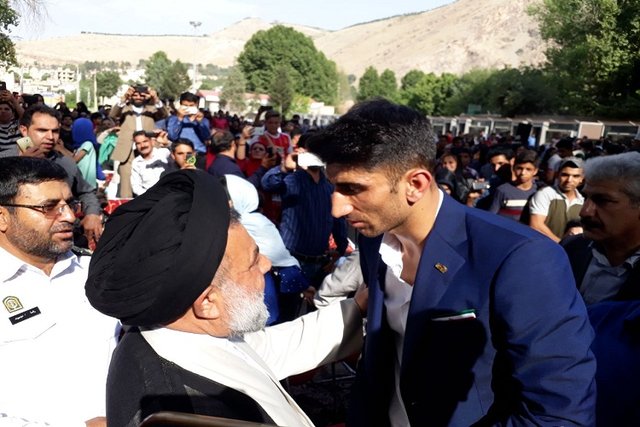 بیرانوند و امیری به همراه خانواده شان سفر کربلا هدیه گرفتند